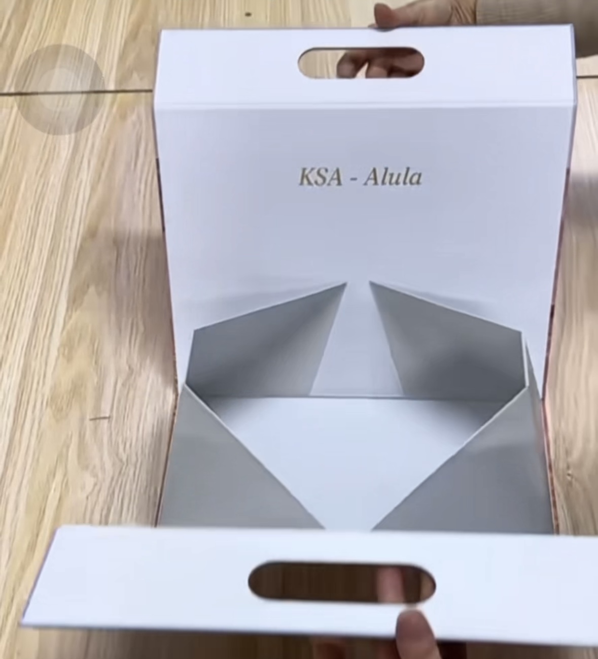 Satu sentuhan membentuk kotak hadiah minyak wangi mudah alih